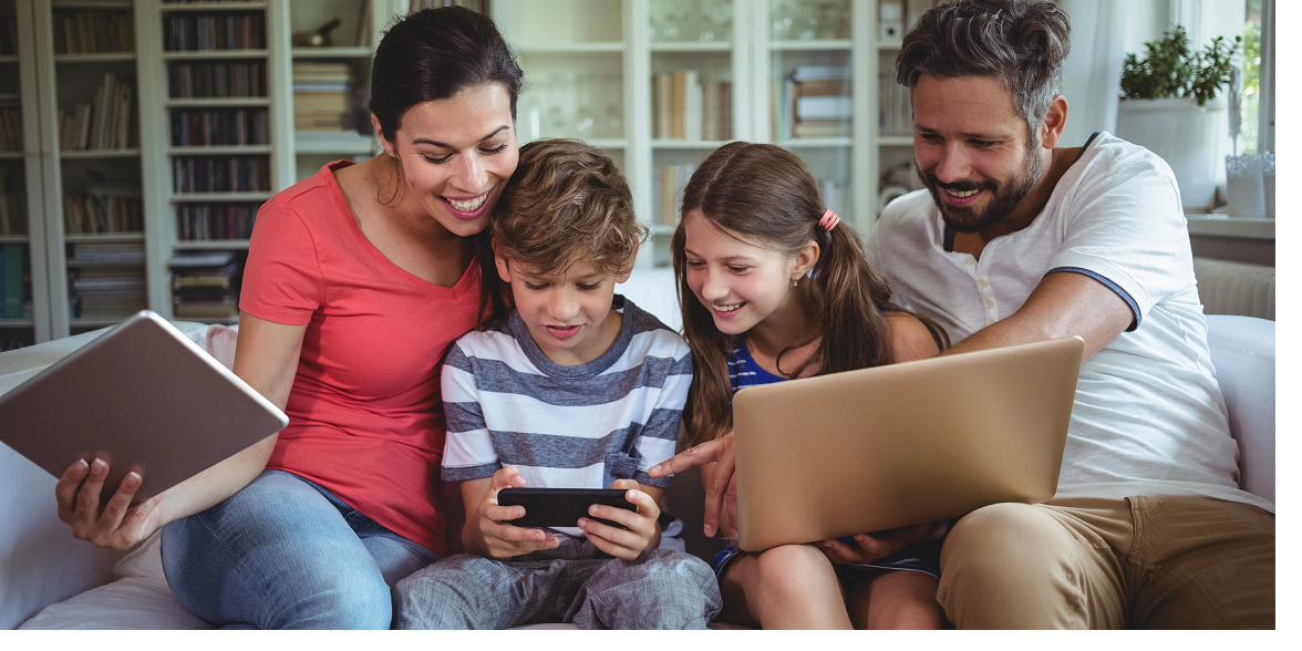 Familia disfrutando Internet por Fibra Óptica Megaredes